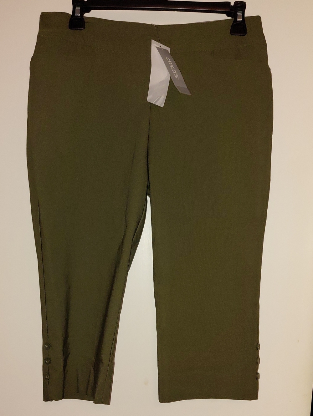 Chico's NWT SO SLIMMING BRIGITTE BUTTON HEM SLIM CAPRI Olive Pull-On. Size 0.5P